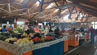 Cum să alegi fructele și legumele la piaţă. Comercianţii lacomi folosesc pesticide care pun în pericol sănătatea clienţilor