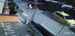 Gemeni luaţi cu forţa de la o grădiniţă din Craiova. Unul dintre micuţi se ţine de stâlp ca să nu fie băgat în maşină