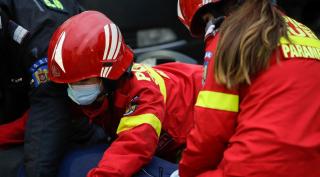 Un copil a căzut de la etajul 6 al unui bloc din Sectorul 2. Băiatul a picat pe pământ, paramedicii l-au dus conștient la spital