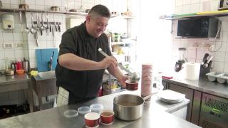 Un bucătar din Timişoara lasă în fiecare zi porţii de mâncare pentru nevoiaşi, în faţa restaurantului: "Serveşte dacă îţi este foame!"