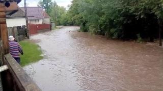 Apă până la glezne și canalizări înfundate și urât mirositoare, pe străzile din București și Ilfov. Ploile continuă toată săptămâna