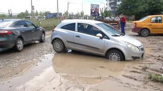 Inundaţiile au făcut prăpăd într-un cartier rezidenţial din Chiajna, unde locuitorii au plătit şi câte 135.000 de euro pentru o casă