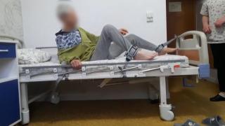 Camera ascunsă: Bătrâni legați de pat, toalete murdare și mâncare mucegăită la un azil privat din București. Infirmieră: "Sunt înjurați, sunt bruscați"