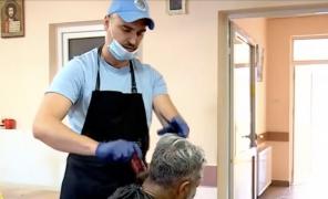 Frizerul de la Adăpostul de Noapte. În timpul liber, Mircea îi tunde pe oamenii nevoiaşi. "Ne ajută fiecare cum poate"