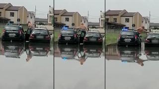 Momentul în care o tânără din Chiajna este salvată din mijlocul inundațiilor de către polițiștii locali: "O salvează. Fii atent că intră pe geam"