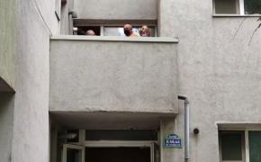 Femeie moartă, la Slatina, după ce a căzut de la etajul 4 într-un balcon deasupra intrării în scara blocului. VIDEO