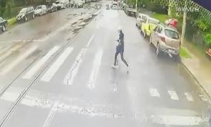 Momentul în care șoferul beat o lovește cu autobuzul pe fata de 15 ani, pe o trecere din Iași, a fost filmat. Copila este în comă