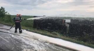 Pericol de explozie, după ce o cisternă plină cu combustibil s-a răsturnat la ieșire de pe autostrada A3