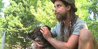 40.000 de lei a adunat austriacul care a mers de la Viena la Reghin, pe jos, pentru a strânge donaţii pentru câinii fără stăpân din România