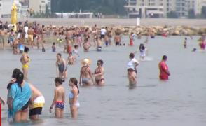 Zeci de mii de oameni în vacanță pe litoral, la început de sezon estival. Prețuri accesibile în luna iunie