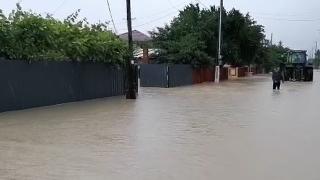 Situaţie critică în Vrancea, din cauza inundaţiilor. Râul Putna a ieşit din matcă, 50 de gospodării afectate. Apa depăşeşte un metru
