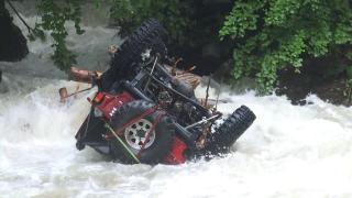 O piesă lipsă de la maşină, posibila cauză a morţii lui Adrian Cernea. Colegii au încercat să îl salveze cu o funie, pe care nu a reuşit să o strângă în jurul lui