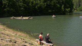 Barajul Vida, micul paradis din județul Bihor. Apa lacului își schimbă culoarea în funcție de anotimp