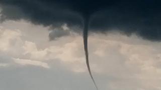 Tornadă puternică filmată în Ilfov. S-a emis mesaj RO-ALERT: "Luați măsuri de adăpostire"