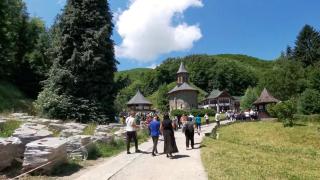 Coadă de 3 km la Mănăstirea Prislop, unde e mormântul lui Arsenie Boca. Vânzătorii, cei mai fericiți: "Ce este cu părintele se cumpără"