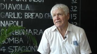 Povestea lui Ştefan Boşnigeanu, bătrânul care s-a specializat în a livra pizza pe role