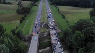 10 morți, dintre care 9 copii, în urma unui accident înfricoșător în SUA. 15 mașini s-au ciocnit și au luat foc. VIDEO