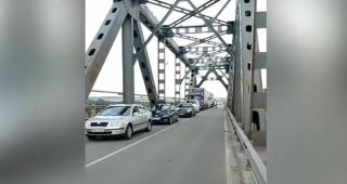 Coadă uriaşă de maşini pe Podul Prieteniei, românii s-au întors acasă după vacanţa din Grecia: "Aşa ceva nu am văzut în viaţa mea!"