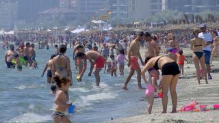 Hotelierii aşteaptă din ce în ce mai mulţi turişti pe litoral, pentru a recupera pierderile provocate de ploile de Rusalii