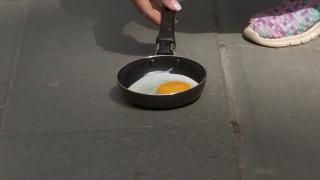 Cod de caniculă în Vestul ţării: sunt 40 de grade la umbră. Experiment Observator: în 90 de secunde se prăjeşte un ou pe asfalt