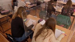 Educaţia sexuală în şcoli încinge spiritele. Profesoară: "Prin această educaţie, să nu mai existe subiecte tabu". Preot: "Dacă este educaţie pentru desfrâu, nu"