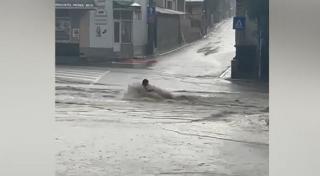 Inundaţiile au continuat să facă prăpăd în mai multe zone din ţară. O femeie a fost doborâtă de viitură în Mangalia