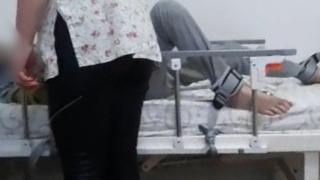 Mărturiile cutremurătoare ale rudelor seniorilor umiliţi în azil: ''Izolat, la etaj, într-un scaun, fără lumină, soţul meu a stat acolo zile în şir''