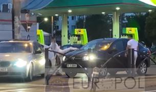 Bărbatul, care a atacat un şofer cu o crosă de golf, reținut. Partenera sa, care a scos o macetă din maşină, este căutată de polițiști