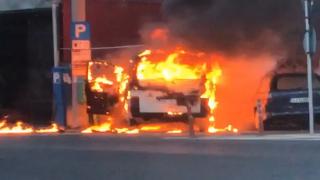 În încercarea de a face o ciorbă la butelie, o sătmăreancă a incendiat două maşini din parcare: ''O explodat fără să apuc să fac mâncare''