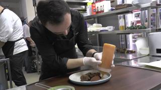 Primul bucătar român cu stea Michelin a revenit în ţară ca să-şi deschidă restaurant. Chef-ul a pornit de jos ca spălător de vase