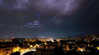 Vreme la extreme. A fost furtună cu fulgere şi tunete în Bucureşti, iar în mai multe localităţi din Prahova a plouat cu grindină