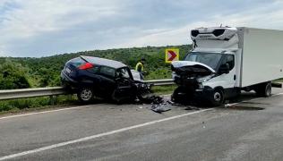 Un șofer beat și fără permis s-a urcat cu mașina pe un parapet, după ce a lovit o dubă pe contrasens, în Tulcea