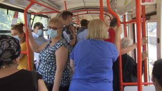 Cu masca la 40 de grade: "Ne sufocam, dar nu avem ce face"