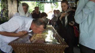 ÎPS Teodosie, baie de mulţime la pelerinajul Sfântului Ioan Cel Nou. Credincioşii s-au înghesuit să primească binecuvântarea