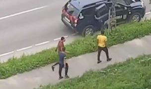 Bărbat snopit în bătaie într-o parcare din Brașov, sub nasul jandarmilor. Agresorii au fost prinși în câteva secunde. VIDEO