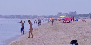 La plajă sau la iarbă verde? Pe litoralul românesc nu-i nicio diferenţă: umbrelele şi şezlongurile sunt o amintire
