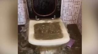 Peste 130 de gospodării inundate, mașini distruse și oameni în beznă, după ploile din ultimele ore