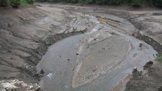 Imagini rare la Lacul Scropoasa. Albia a fost secată, iar turiştii pot vedea ce se află dincolo de luciul apei