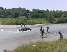 Doi prahoveni și-au scufundat mașina în râul Teleajen, după ce au încercat să o spele în apele umflate de ploi. Pompierii abia i-au adus la mal