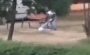 Femeie bătută în plină stradă și lăsată inconştientă. Victima își apără, însă, agresorul și nu vrea să-l dea pe mâna polițiștilor