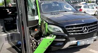 Autobuz STB avariat serios, după ce s-a izbit de un Mercedes. Două persoane au ajuns la spital
