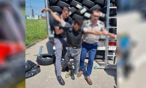 Tânăr afgan găsit inconștient în remorca unui TIR încărcat cu anvelope auto, la Giurgiu. VIDEO