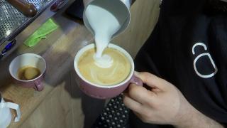 Un clujean a deschis o cafenea în care 80% dintre angajaţi sunt persoane cu dizabilităţi