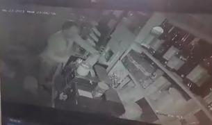 Hoț neinspirat în Gherla. A distrus camerele video din exteriorul unui magazin, înainte de furt, dar a uitat că sunt și înăuntru