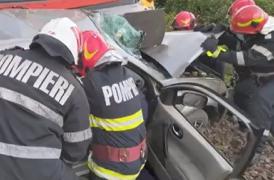 Un tânăr de 20 de ani a scăpat ca prin urechile acului, după ce mașina sa a fost lovită de tren, în Maramureș
