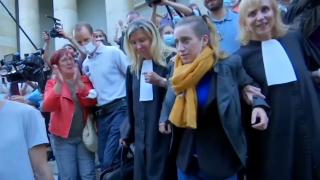 Valerie Bacot, femeia acuzată că și-a ucis tatăl vitreg, care a violat-o apoi i-a devenit soț și proxenet, a fost eliberată. Finalul unui proces care a șocat Franța