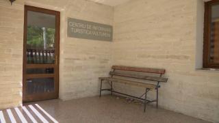 Milioane de euro pentru centre turistice ale nimănui: "Nu e tradiţională decât prostia la noi. Ce să vadă? Oameni beţi sau ce?"