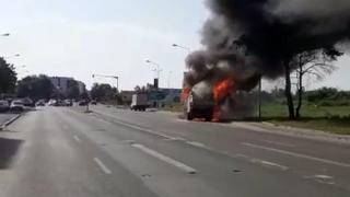 O maşină de gunoi a luat foc pe şoseaua Chitilei. Vechiculul a ars complet până la sosirea pompierilor