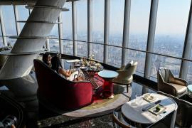 Cel mai înalt hotel din lume şi-a deschis porţile. Turiștii pot lua cina și înota la peste 600m înălțime