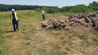 Leşuri de animale îngropate într-o comună din Alba, focar de infecţie pentru locuitorii din zonă: "Avem aici sute de tone, s-au adunat ciorile, păsările răpitoare"